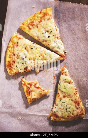 Quattro pizza al formaggio con salsa di pomodoro Foto Stock