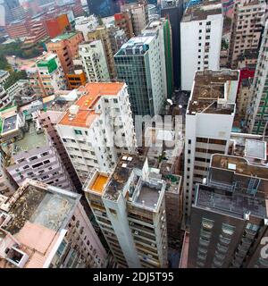 Vecchi edifici di appartamenti a Hong Kong, Cina. Vista dall'alto Foto Stock
