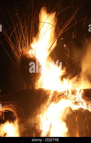 Brucia un alight, Una mostra notturna di luce e fuoco per celebrare la nascita di Robert Burns nel gennaio 1759, tenuto al Burns Monuments e Robert Burns Birthplace Museum, Alloway, Ayrshire, Scozia, UK.23 Jan 2016. La sera culminò nel bruciore di un uomo di vimini Foto Stock