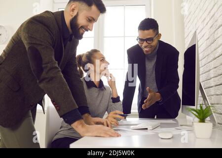 Team di persone diverse che lavorano a progetti aziendali, discutono idee e fanno suggerimenti Foto Stock