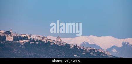 Splendida vista panoramica sulla città di Veroli con montagne innevate in lontananza. Foto Stock