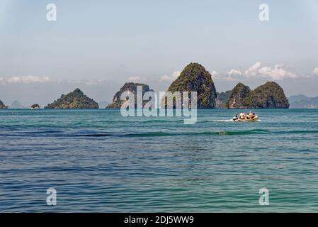 Crociera nella laguna di Koh Hong nel Mare delle Andamane e Parco Tharn Bok Khorani nella Provincia di Krabi - Thailandia - 28 gennaio 2020 Foto Stock