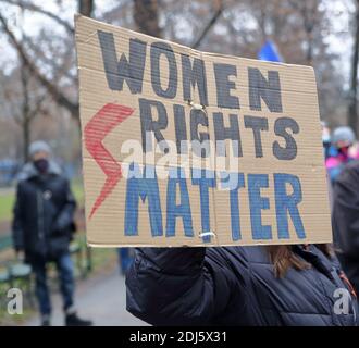 Cracovia, Polonia - Dicembre 13 2020: Banner con slogan DIRITTI DELLE DONNE MATERIA e simbolo dello sciopero delle donne detenuti dai manifestanti durante la manifestazione a Cracovia Foto Stock