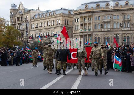 Baku - Azerbaigian: 10 dicembre 2020. Soldati azerbaigiani che marciano nella Parata della Vittoria. Una nazione due stati - Azerbaigian e Turchia. Foto Stock