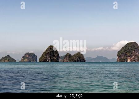 Crociera nella laguna di Koh Hong nel Mare delle Andamane e Parco Tharn Bok Khorani nella Provincia di Krabi - Thailandia - 28 gennaio 2020 Foto Stock