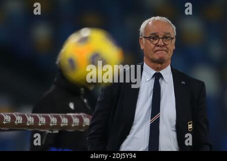 Claudio Ranieri, allenatore italiano di Sampdoria, guarda durante la Serie A. Partita di calcio SSC Napoli vs UC Sampdoria Foto Stock