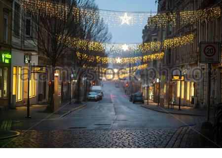 Coburg, Germania. 13 Dicembre 2020. Una strada principale, ma deserta, nel centro di Coburg, in Germania, questa sera come il governo tedesco annuncia un piano per chiudere scuole e negozi da mercoledì per quasi un mese fino a gennaio 10 2021. Il tasso di infezione da virus Corona è stato allarmante nelle ultime settimane e le misure sono state annunciate dopo una riunione dei capi di stato con Angela Merkel questa mattina. Credit: Clearpix/Alamy Live News Foto Stock