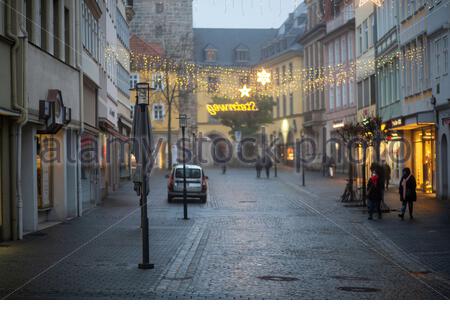 Coburg, Germania. 13 Dicembre 2020. Una strada tutta ma deserta nel centro di Coburg, Germania questa sera come il governo tedesco annuncia il piano di chiudere scuole e negozi da mercoledì per quasi un mese fino a gennaio 10 2021. Il tasso di infezione da virus Corona è stato allarmante nelle ultime settimane e le misure sono state annunciate dopo una riunione dei capi di stato con Angela Merkel questa mattina. Credit: Clearpix/Alamy Live News Foto Stock