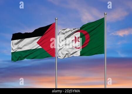 Bandiera della Palestina e dell'algeria che ondeggiano insieme in cielo blu Foto Stock