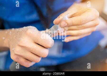 Tecnico che fa le bretelle nel laboratorio dentale Foto Stock