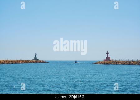 Ingresso del porto presso il faro del porto-Tunisia, Sousse, El Kantaoui 06 19 2019 Foto Stock