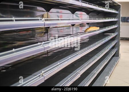 Conservare gli scaffali senza pane durante un'impeto di domanda dovuto all'epidemia Foto Stock