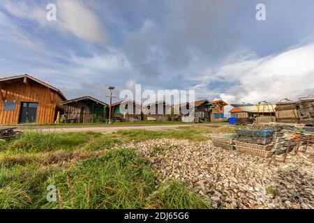 Cabine Oyster nel porto di Larros nella baia di Arcachon - Gujan-Mestras, Aquitania, Francia Foto Stock