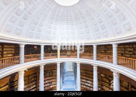 Castello Kacina, Empire Chateau vicino Kutna Hora, Boemia, Repubblica Ceca. Vista panoramica all'interno della grande vecchia biblioteca pubblica con molti libri. Foto Stock