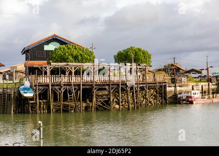 Cabine Oyster nel porto di Larros nella baia di Arcachon - Gujan-Mestras, Aquitania, Francia Foto Stock