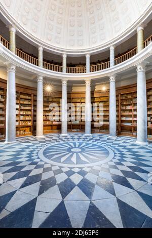 Castello Kacina, Empire Chateau vicino Kutna Hora, Boemia, Repubblica Ceca. Vista panoramica all'interno della grande vecchia biblioteca pubblica con molti libri. Foto Stock