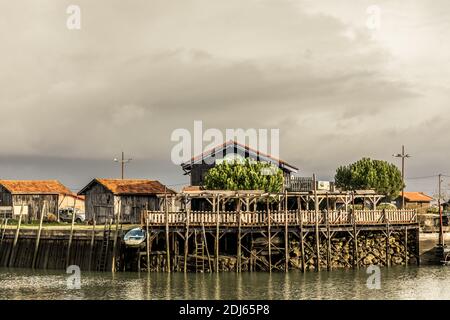 Cabine Oyster nel porto di Larros nella baia di Arcachon - Gujan-Mestras, Aquitania, Francia Foto Stock