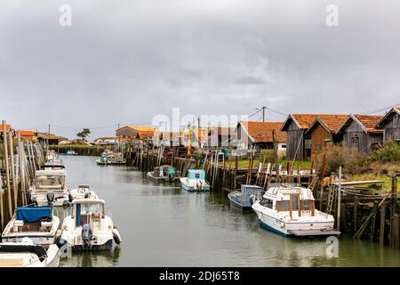 Cabine Oyster nel porto di Larros nella baia di Arcachon - Gujan-Mestras, Aquitania, Francia Foto Stock