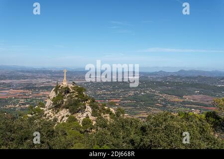 Vista generale dell'isola di Maiorca dal Santuario di Sant Salvador. Immagine della grande croce scolpita in pietra Foto Stock