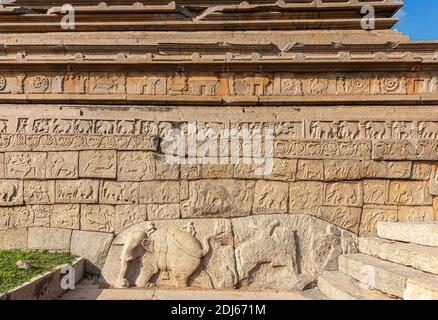 Hampi, Karnataka, India - 4 novembre 2013: Parte della base di Mahanavami Dibba o la piattaforma di Dussehra. Tutto intorno a sculture murali di pietra marrone. Foto Stock