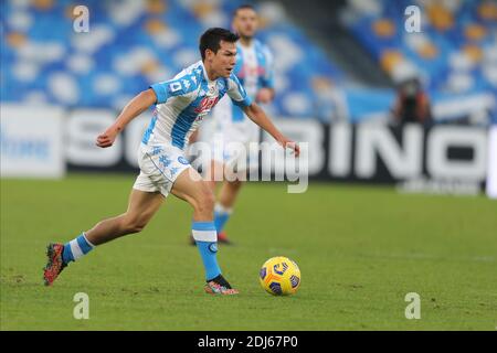 Napoli, Italia. 13 Dicembre 2020. Lo attaccante messicano del SSC Napoli Hirving Lozano controlla il pallone durante la partita di calcio della serie A SSC Napoli vs UC Sampdoria. Napoli ha vinto 2-1. Credit: Agenzia fotografica indipendente/Alamy Live News Foto Stock