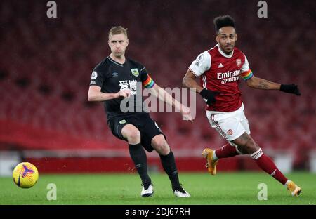 Il ben Mee di Burnley (a sinistra) torna al portiere mentre Pierre-Emerick Aubameyang di Arsenal (a destra) lo chiude durante la partita della Premier League all'Emirates Stadium di Londra. Foto Stock