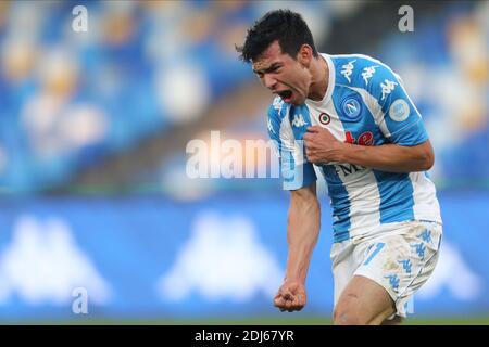 Napoli, Italia. 13 Dicembre 2020. Lo attaccante messicano del SSC Napoli Hirving Lozano festeggia dopo aver segnato un gol durante la serie A della partita di calcio SSC Napoli vs UC Sampdoria. Napoli ha vinto 2-1. Credit: Agenzia fotografica indipendente/Alamy Live News Foto Stock