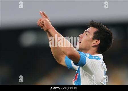 Napoli, Italia. 13 Dicembre 2020. Lo attaccante messicano del SSC Napoli Hirving Lozano festeggia dopo aver segnato un gol durante la serie A della partita di calcio SSC Napoli vs UC Sampdoria. Napoli ha vinto 2-1. Credit: Agenzia fotografica indipendente/Alamy Live News Foto Stock