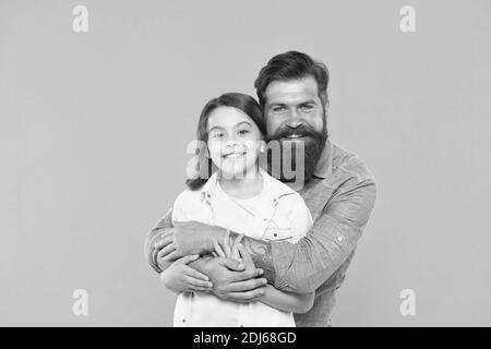 Forte amicizia. Padre e figlia insieme. Bambini e padre migliori amici. Genitorialità e infanzia. Concetto di giorno dei padri. Bel padre e carino bambino. Relazioni familiari. Capacità di comunicazione. Foto Stock