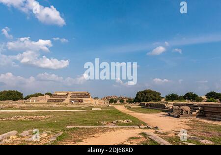 Hampi, Karnataka, India - 4 novembre 2013: Mahanavami Dibba o la piattaforma di Dussehra. Tiro lungo nel parco con un sacco di rovine di pietra marrone sotto il clo blu Foto Stock