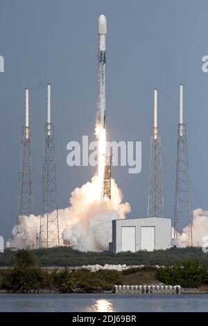 Cape Canaveral, Florida, Stati Uniti. 13 Dicembre 2020. Un razzo SpaceX Falcon 9 lancia il satellite SXM 7 alle 12:30 per SiriusXM dal complesso 40 presso la Cape Canaveral Space Force Station, Florida, domenica 13 dicembre 2020. Photo by Joe Marino/UPI Credit: UPI/Alamy Live News Credit: UPI/Alamy Live News Foto Stock