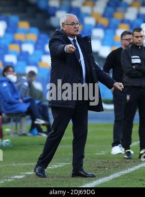 Napoli, Italia. 13 Dicembre 2020. Claudio Ranieri, allenatore italiano di Sampdoria, fa gesti durante la serie A Football Match SSC Napoli vs UC Sampdoria. Napoli ha vinto 2-1. Credit: Agenzia fotografica indipendente/Alamy Live News Foto Stock