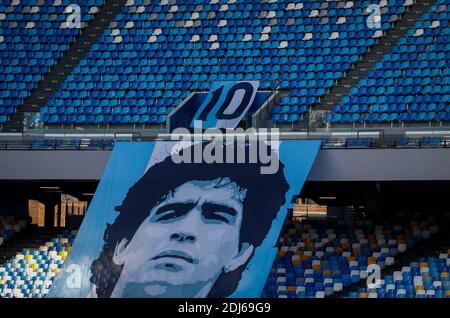 Napoli, Italia. 13 Dicembre 2020. Un banner gigante raffigurante Diego Armando Maradona viene visualizzato durante la partita di calcio Serie A SSC Napoli vs UC Sampdoria. Napoli ha vinto 2-1. Credit: Agenzia fotografica indipendente/Alamy Live News Foto Stock