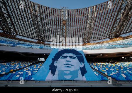 Napoli, Italia. 13 Dicembre 2020. Un banner gigante raffigurante Diego Armando Maradona viene visualizzato durante la partita di calcio Serie A SSC Napoli vs UC Sampdoria. Napoli ha vinto 2-1. Credit: Agenzia fotografica indipendente/Alamy Live News Foto Stock