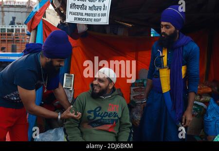 Nuova Delhi, Nuova Delhi, India. 13 Dicembre 2020. Durante la marcia di protesta dei 'Delhi Chalo' contro le nuove leggi agricole del Centro, da Sanyukta Kisan Andolan al confine con Singhu il 13 dicembre 2020 a Nuova Delhi, India. Migliaia di agricoltori protestano ai confini della capitale nazionale dal novembre 26, chiedendo l’abrogazione di tre leggi agricole emanate in settembre. Credit: Vijay Pandey/ZUMA Wire/Alamy Live News Foto Stock