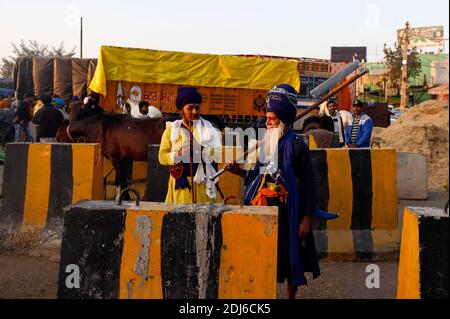 Nuova Delhi, Nuova Delhi, India. 13 Dicembre 2020. Nihang Sikhs ha visto durante la protesta sit-in in corso al confine di Singhu contro le nuove leggi agricole il 13 dicembre 2020 vicino a Nuova Delhi, India. Migliaia di agricoltori protestano ai confini della capitale nazionale dal novembre 26, chiedendo l’abrogazione di tre leggi agricole emanate in settembre. Credit: Vijay Pandey/ZUMA Wire/Alamy Live News Foto Stock