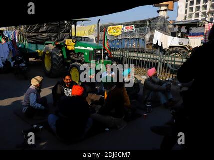 Nuova Delhi, Nuova Delhi, India. 13 Dicembre 2020. Un agricoltore si trova su un'autostrada nazionale durante la protesta sit-in in corso al confine di Singhu contro le nuove leggi agricole il 13 dicembre 2020 vicino a Nuova Delhi, India. Migliaia di agricoltori protestano ai confini della capitale nazionale dal novembre 26, chiedendo l’abrogazione di tre leggi agricole emanate in settembre. Credit: Vijay Pandey/ZUMA Wire/Alamy Live News Foto Stock