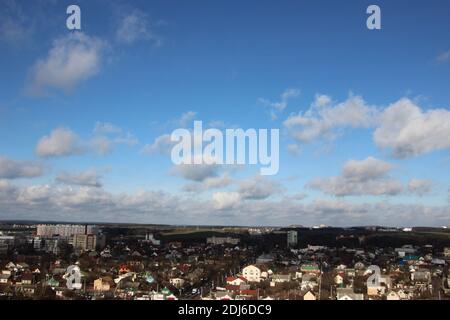 Minsk città nuovo quartiere panorama sotto il cielo blu. Foto Stock