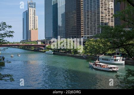 Fiume Chicago lungo Wacker Drive visto dal ponte Michigan Avenue, Chicago, Illinois, USA Foto Stock