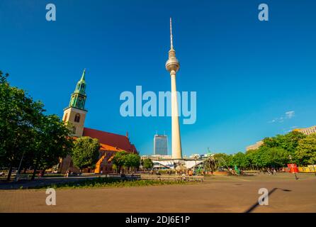 Berlino, Germania - 31 maggio 2020 - la Berliner Fernsehturm (torre della televisione di Berlino) e St. Marienkirche (St Mary's Church) a Berlino Mitte in un giorno di maggio Foto Stock