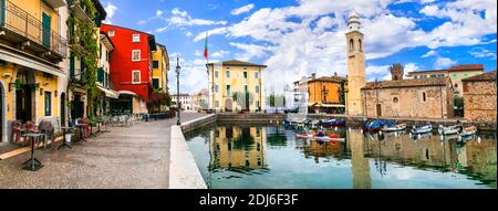 Pittoresco villaggio Lazise con case colorate, lago di Garda. Regione Veneto. nov. 2020 Italia Foto Stock