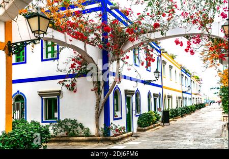 Affascinanti strade floreali di Puerto de Mogan a Gran Canaria (Gran Canaria), isole Canarie Foto Stock