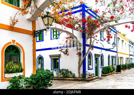 Affascinanti strade floreali di Puerto de Mogan a Gran Canaria (Gran Canaria), isole Canarie Foto Stock
