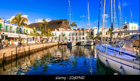 Gran Canaria (Gran Canaria). Panoramica città di Puerto de Mogan. Vista con barche a vela famosa destinazione turistica. Isole Canarie. gen 2019 Foto Stock