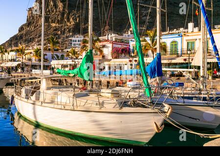 Gran Canaria (Gran Canaria). Panoramica città di Puerto de Mogan. Vista con barche a vela famosa destinazione turistica. Isole Canarie. gen 2019 Foto Stock