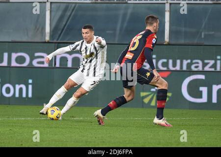 Genova, Italia. 13 Dicembre 2020. Cristiano Ronaldo (Juventus), Mattia Bani (Genova) durante il CFC di Genova vs Juventus FC, Serie a di calcio italiana A Genova, Italia, Dicembre 13 2020 Credit: Independent Photo Agency/Alamy Live News Foto Stock