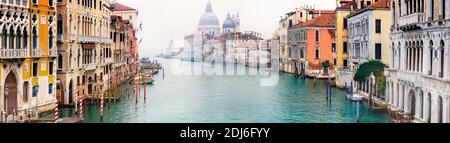 Venezia romantica e sorprendente. Vista sul Canal Grande dal ponte dell'Accademia. Italia Foto Stock