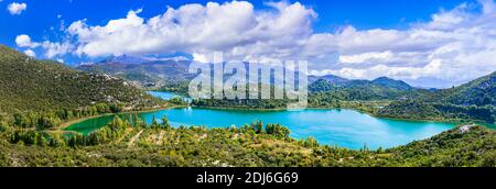 Paesaggio naturale, bellissimo paesaggio di lago di Bacina turchese in Croazia. Regione della Dalmazia Foto Stock