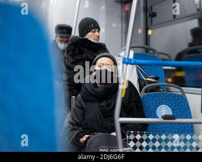 Mosca. Russia. 8 dicembre 2020. Giovane donna che indossa una maschera chirurgica protettiva sui trasporti pubblici. Misure preventive per la protezione contro i virus Foto Stock