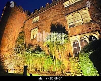 Castello di Hertdord gatehouse di notte Foto Stock